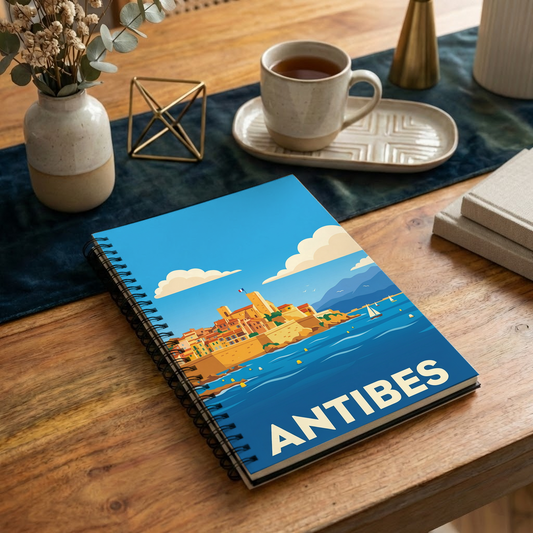 Carnet souvenir de la ville d'Antibes avec une illustration stylisée de son front de mer.