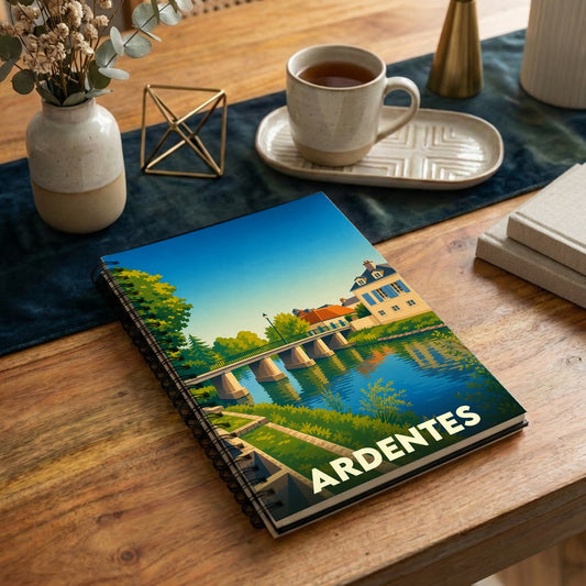 Carnet à spirales souvenir de la ville d'Ardentes avec une illustration stylisée d'un pont en bord de rivière.