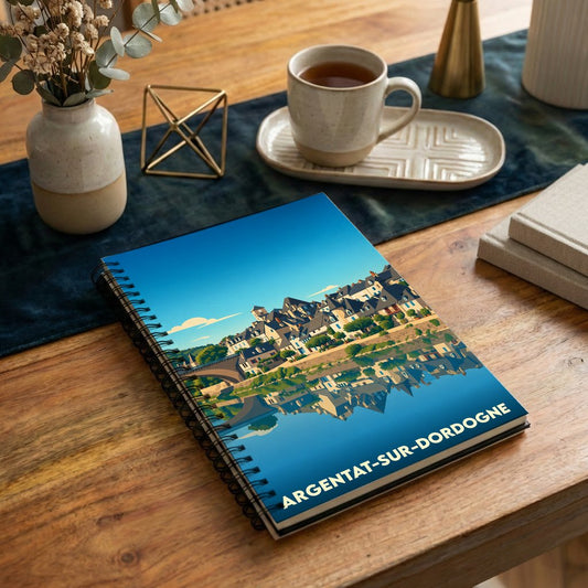 Carnet souvenir de la ville d'Argentat-sur-Dordogne avec une illustration stylisée de ses quais et de leur reflet.