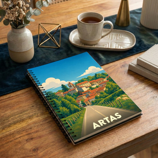 Carnet de notes à spirales souvenir de la ville d'Artas avec une illustration stylisée de son paysage urbain.