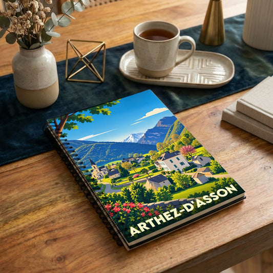 Carnet à spirales souvenir de la ville d'Arthez-d'Asson avec une illustration stylisée de son paysage montagneux.