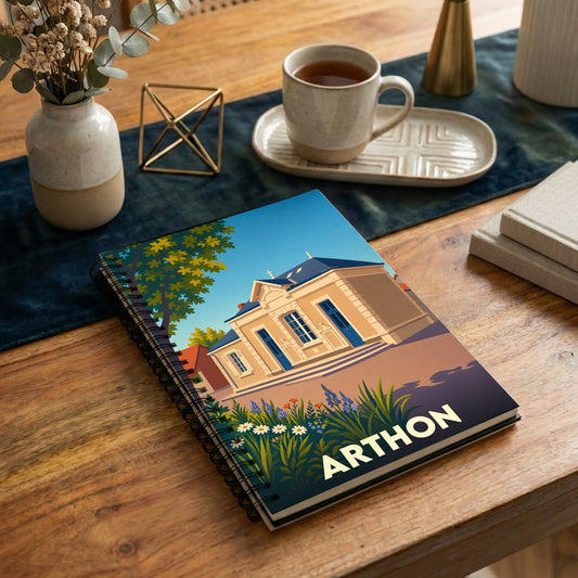 Carnet souvenir de la ville d'Arthon avec une illustration stylisée d'un bâtiment historique et de fleurs sauvages.