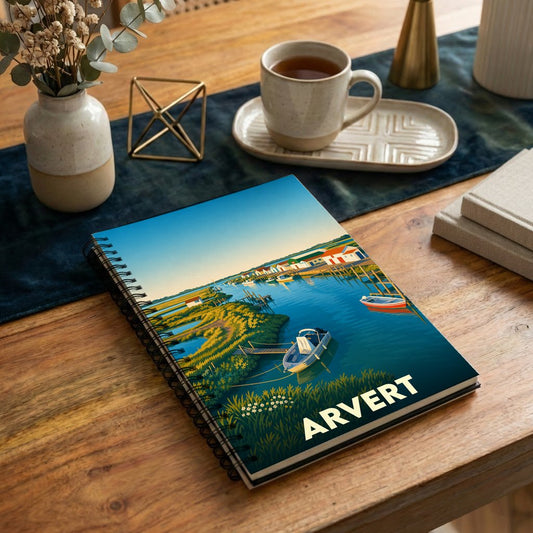 Carnet de notes souvenir de la ville d'Arvert avec une illustration stylisée de son port ostréicole.