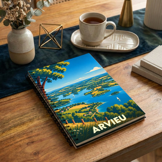 Carnet souvenir de la ville de Arvieu avec une illustration stylisée d'un paysage de lac.