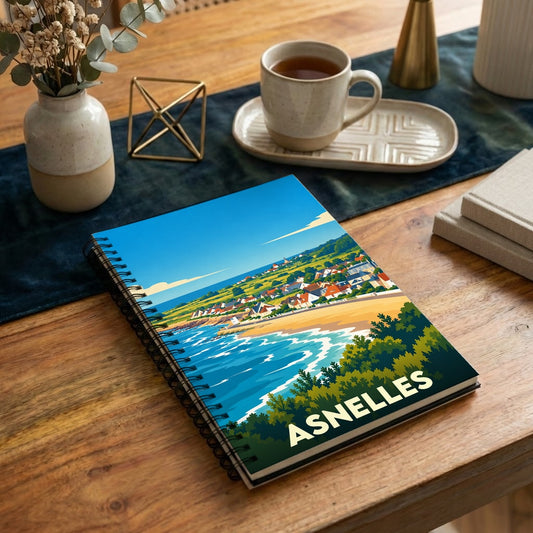 Carnet à spirales souvenir de la ville d'Asnelles avec une illustration stylisée du littoral normand.