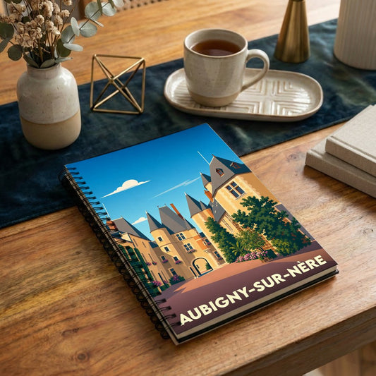 Carnet à spirales souvenir de la ville d'Aubigny-sur-Nère avec une illustration stylisée de son architecture historique.