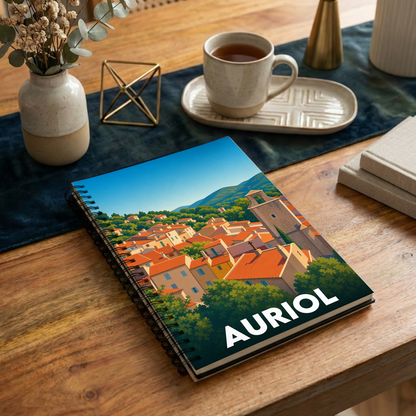 Carnet souvenir de la ville d'Auriol avec une illustration stylisée du village.