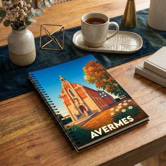 Carnet à spirales souvenir de la ville d'Avermes avec une illustration stylisée d'église en automne.