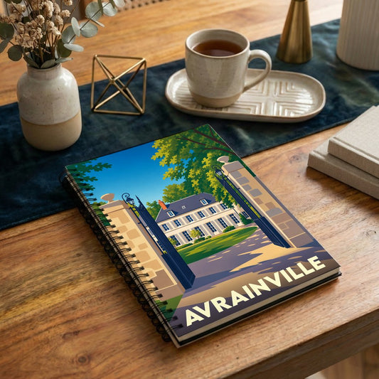 Carnet à spirales souvenir de la ville d'Avrainville avec une illustration stylisée de son patrimoine.