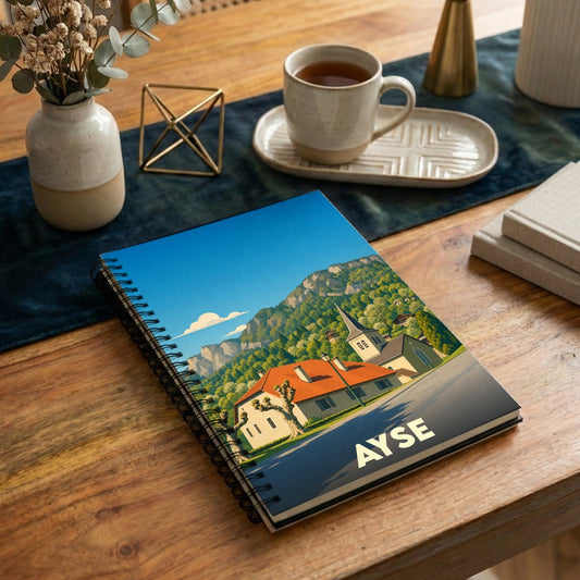 Carnet souvenir de la ville d'Ayse avec une illustration stylisée de son paysage montagneux.