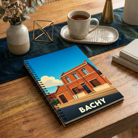 Carnet à spirale souvenir de la ville de Bachy avec une illustration stylisée d'un bâtiment en briques rouges.
