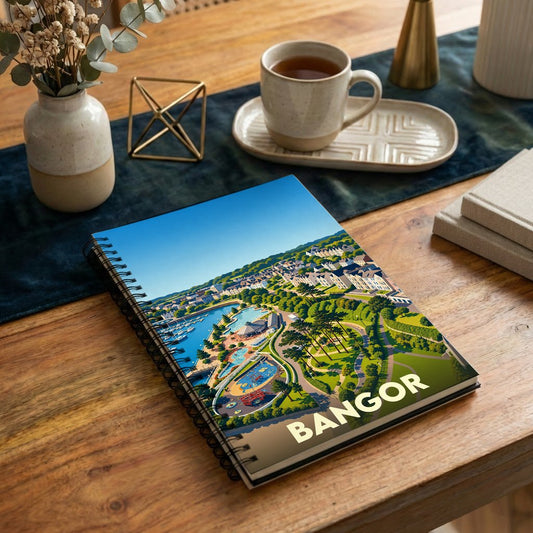 Carnet à spirales souvenir de la ville de Bangor avec une illustration stylisée et colorée de son front de mer.