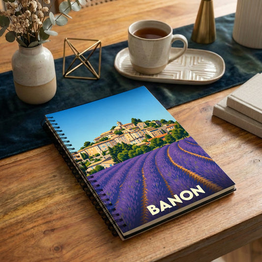 Carnet souvenir de la ville de Banon illustré d'un champ de lavande au pied d'un village provençal stylisé.