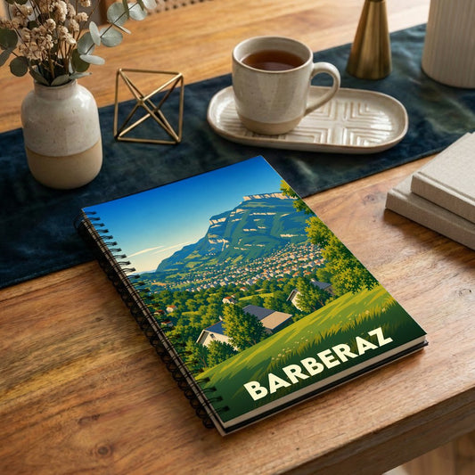 Carnet de notes souvenir de la ville de Barberaz avec une illustration stylisée de ses paysages montagneux.