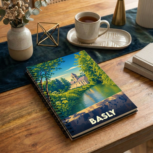 Carnet à spirales souvenir de la ville de Basly avec une illustration stylisée de son église au bord de l'eau.
