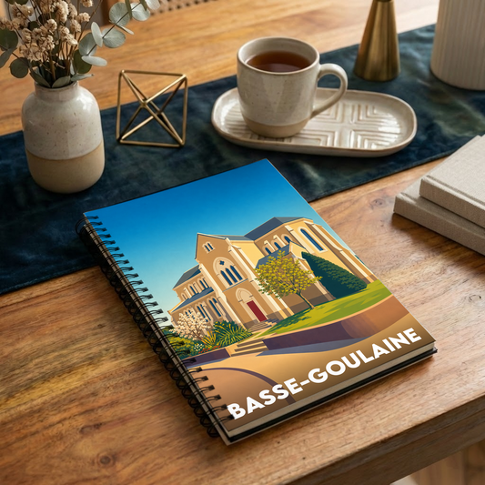 Carnet souvenir de la ville de Basse-Goulaine avec une illustration stylisée de son église.