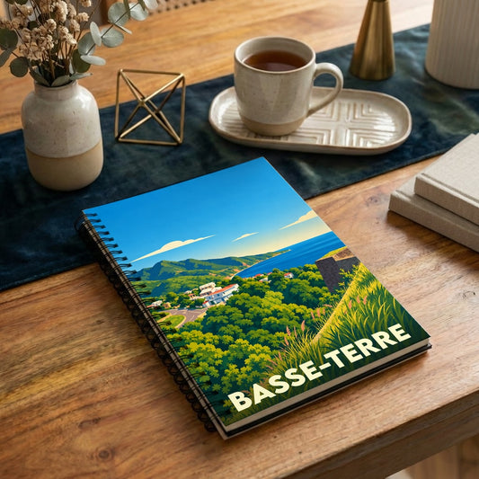 Carnet à spirales souvenir de la ville de Basse-Terre avec une illustration paysagère stylisée.
