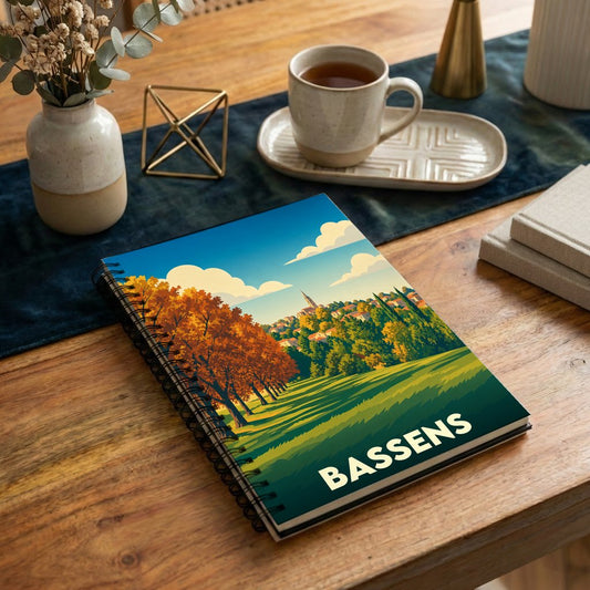 Carnet souvenir de la ville de Bassens avec une illustration stylisée de paysages automnaux.