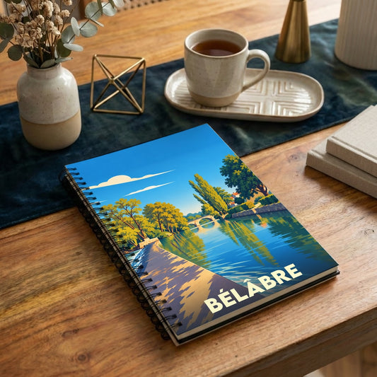 Carnet à spirales souvenir de la ville de Bélâbre avec une illustration stylisée d'un paysage fluvial.