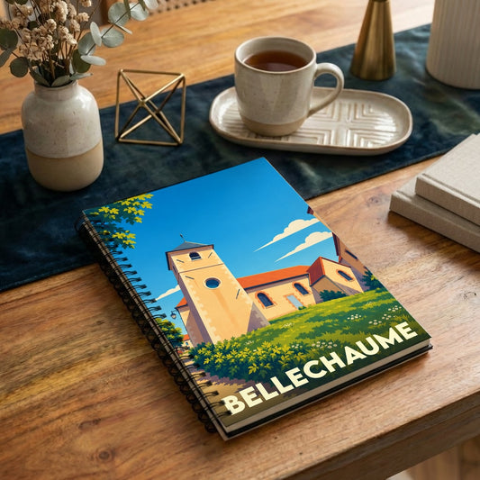 Carnet à spirales souvenir de la ville de Bellechaume avec une illustration stylisée de son église.