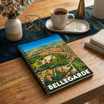 Carnet à spirales souvenir de la ville de Bellegarde avec une illustration stylisée vue du ciel.