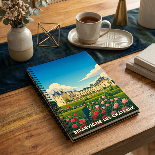 Carnet souvenir de la ville de Bellevigne-les-Châteaux avec une illustration stylisée de son château et de ses jardins.