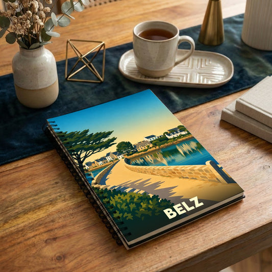 Carnet souvenir à spirale de la ville de Belz avec une illustration stylisée de son littoral breton.
