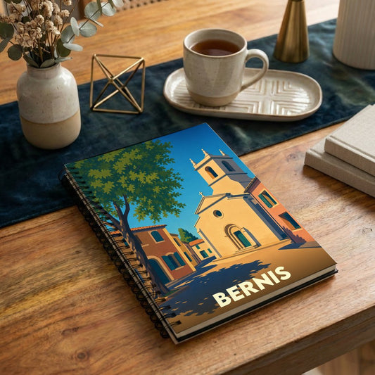 Carnet à spirales souvenir de la ville de Bernis illustré d'un paysage urbain stylisé.