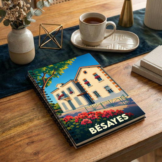 Carnet à spirales souvenir de la ville de Bésayes avec une illustration stylisée d'une maison fleurie.