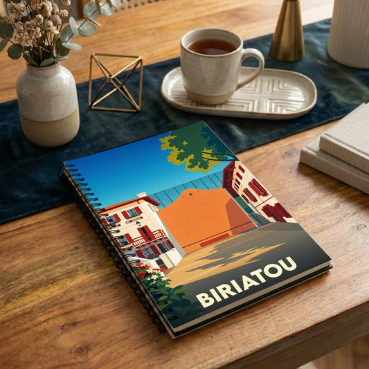 Carnet à spirales souvenir de la ville de Biriatou avec une illustration stylisée d'un fronton basque.