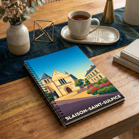Carnet à spirales souvenir de Blaison-Saint-Sulpice avec une illustration stylisée de son église sous un ciel bleu.