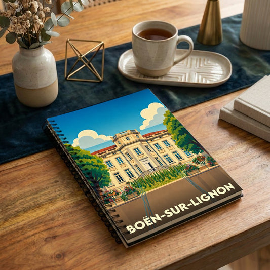Carnet à spirales souvenir de la ville de Boën-sur-Lignon avec une illustration colorée et stylisée de son château.