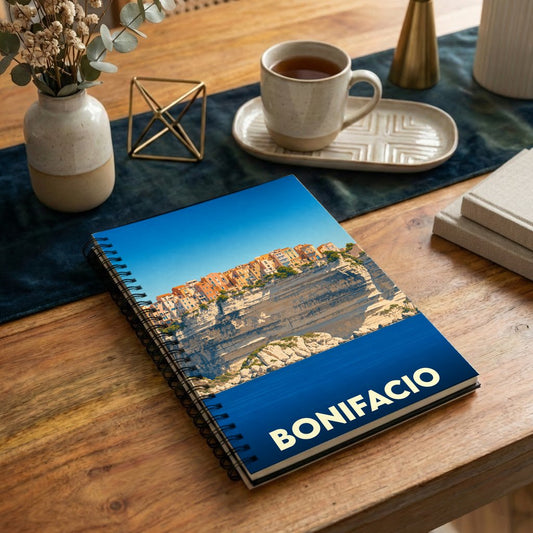 Carnet de notes souvenir de la ville de Bonifacio illustré par une vue des célèbres falaises.