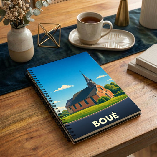 Carnet à spirales souvenir de la ville de Boué avec une illustration stylisée d'une église.