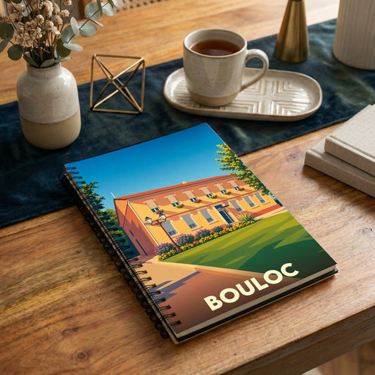 Carnet de notes souvenir de la ville de Bouloc avec une illustration colorée et stylisée de sa mairie.