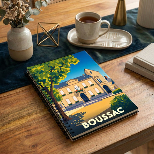 Carnet à spirales souvenir de la ville de Boussac avec une illustration stylisée de sa mairie.