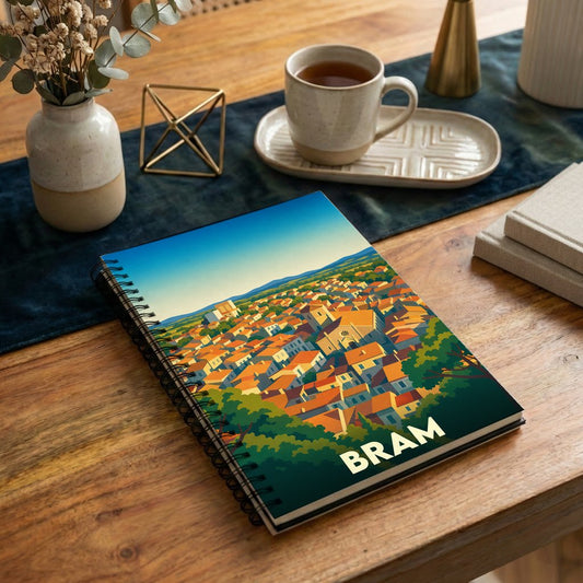 Carnet à spirales souvenir de la ville de Bram avec une illustration stylisée.