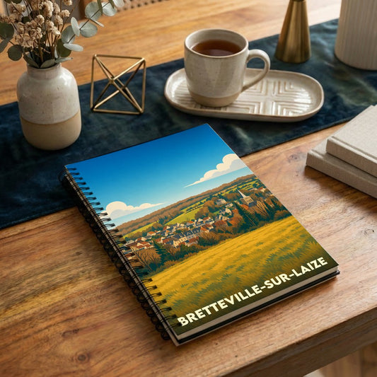 Carnet à spirales souvenir de la ville de Bretteville-sur-Laize avec une illustration stylisée de son paysage.