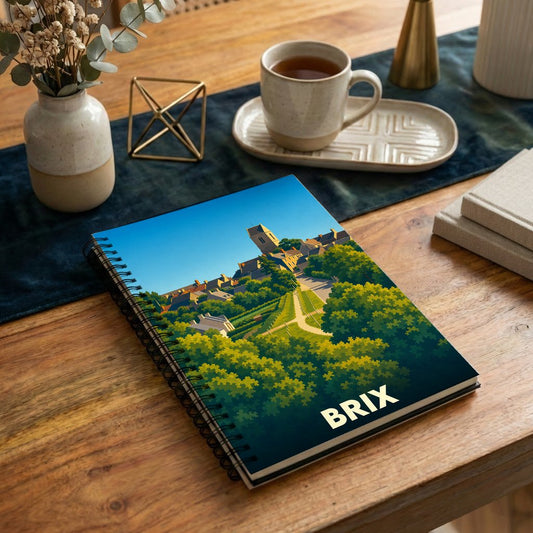 Carnet à spirales souvenir de la ville de Brix avec une illustration stylisée d'un paysage urbain verdoyant.
