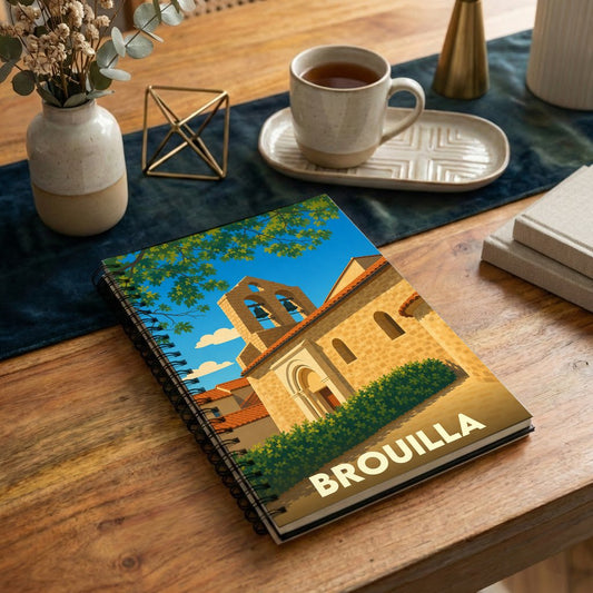 Carnet à spirales souvenir de la ville de Brouilla avec une illustration stylisée de son église.