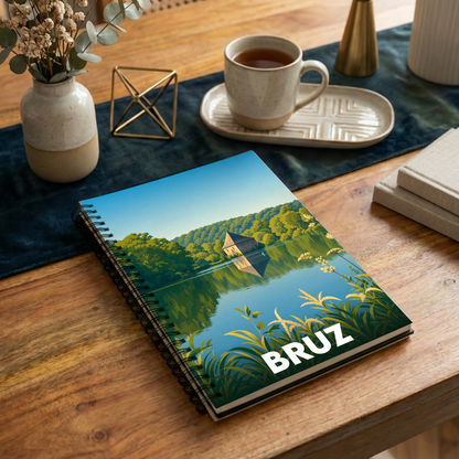 Carnet à spirales souvenir de la ville de Bruz avec une illustration stylisée d'un manoir au bord de l'eau.