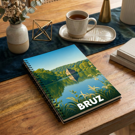 Carnet à spirales souvenir de la ville de Bruz avec une illustration stylisée d'un manoir au bord de l'eau.