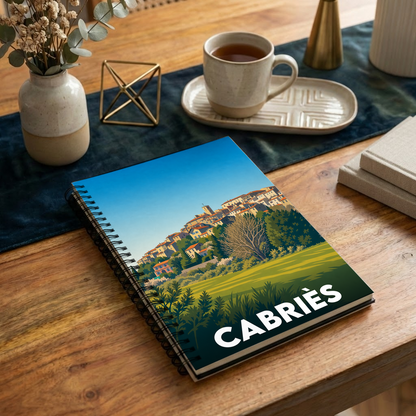 Carnet de notes à spirale souvenir de la ville de Cabriès avec une illustration stylisée de son village perché.