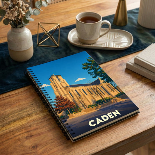 Carnet à spirales souvenir de la ville de Caden avec une illustration stylisée de son église.