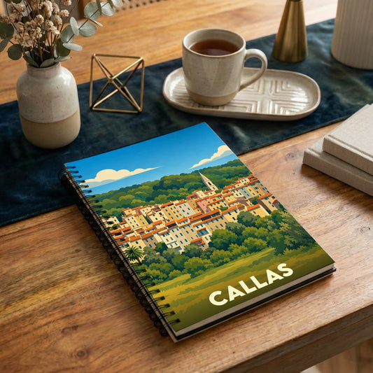 Carnet à spirales souvenir de la ville de Callas avec une illustration stylisée de son village perché.