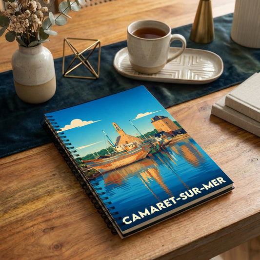 Carnet de notes souvenir de Camaret-sur-Mer illustré par un paysage portuaire stylisé et coloré.