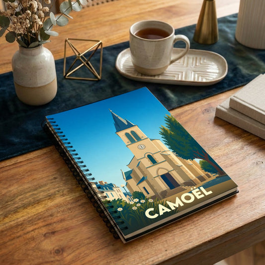 Carnet à spirales souvenir de la ville de Camoël avec une illustration stylisée de son église.