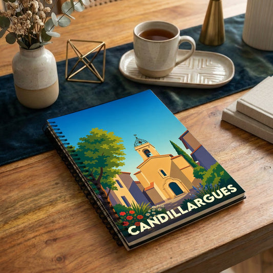 Carnet à spirales souvenir de la ville de Candillargues avec une illustration stylisée de son église.