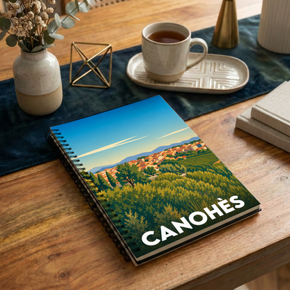 Carnet à spirale souvenir de la ville de Canohès avec une illustration stylisée de paysages méditerranéens.