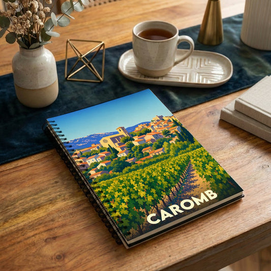 Carnet souvenir à spirales de la ville de Caromb avec une illustration stylisée de son paysage provençal.